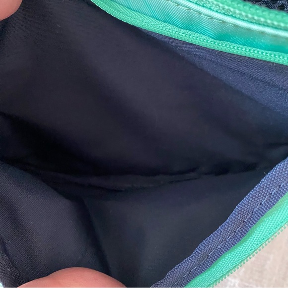 Away Aura collection The Everywhere sling bag - Picture 4 of 9